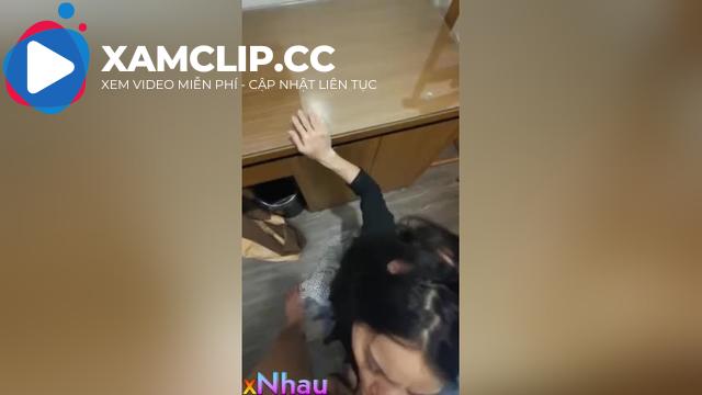 Bú cu dưới bàn giám đốc suýt bị phát hiện