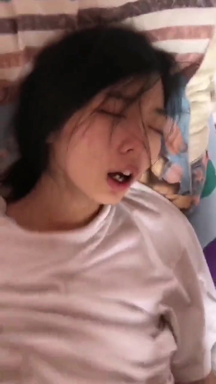 nhìn mặt em sung sướng khi được lên đỉnh bởi con cu to dài