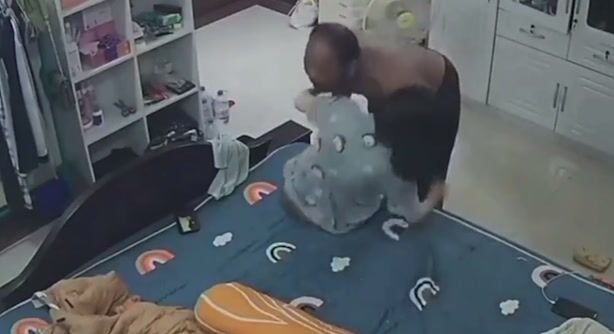 Loạn luân. Bố hiếp dâm đứa con gái ruột khi vợ không ở nhà