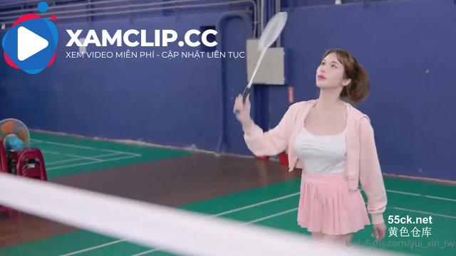 Yui Xin thua kèo bị HLV bắt bú chim ở sân cầu lông
