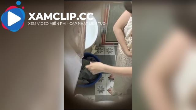 Quay lén CHỊ gái vú to tắm lộ hai bầu sữa căng đét