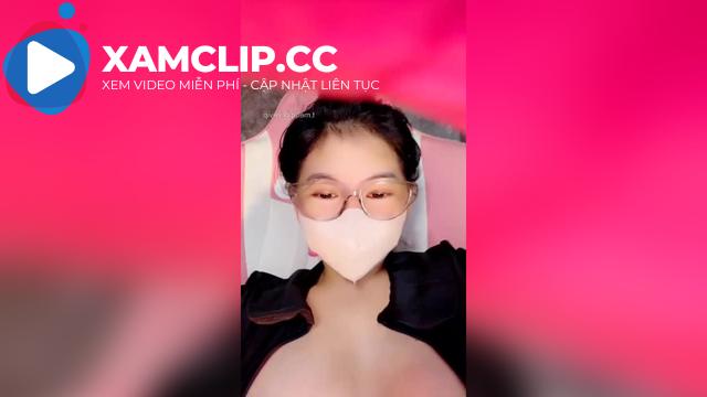 Dâm nữ Ly xù vú mướp nghịch toy hồng