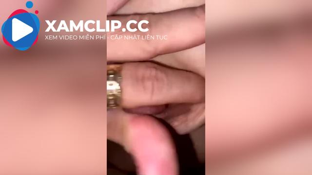 Em nữ sinh cưỡi ngựa nhịp nhàng nhưng bưởi nhàu nát quá