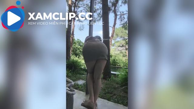 Em nữ sinh không mặc quần lót bị anh trai đè ra móc cua trong rừng