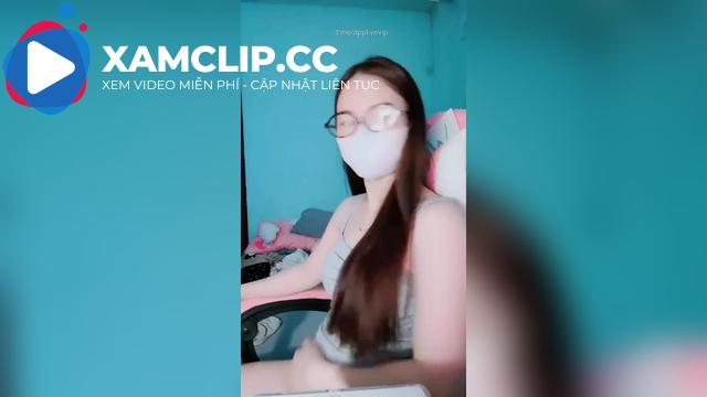 Em nữ sinh sò lông mới nhú nghịch toy hồng