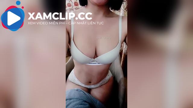 Bé Na vú tròn tự sướng thủ dâm trong nhà tắm