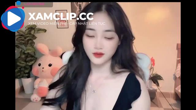 Lớn rồi vẫn không chịu mặc áo ngực, em hư quá