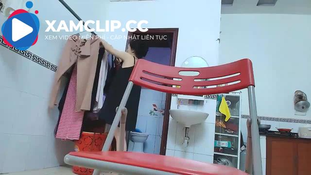 Gái xinh trốn bố mẹ xuống bếp thủ dâm đăng clip phông bạt